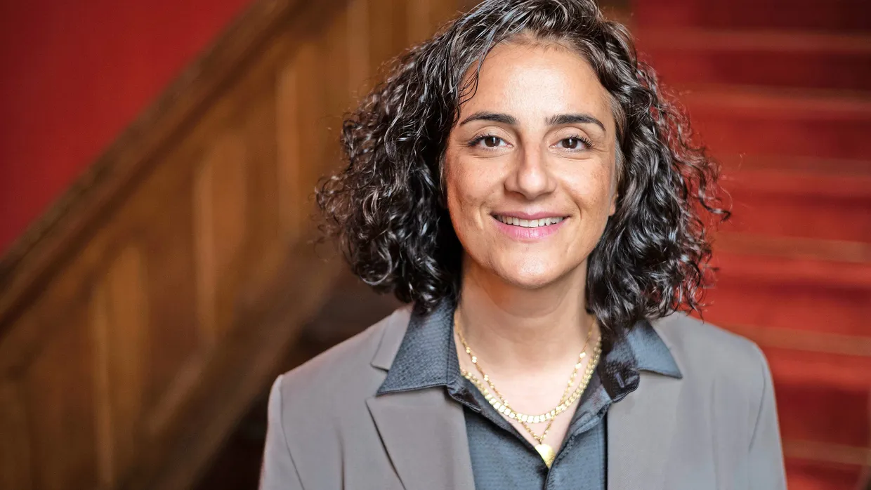 Ausgezeichnet: Tuğba Tekkal erhält den Elisabeth-Norgall-Preis 2024.