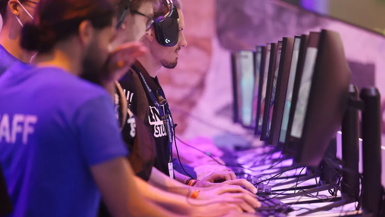 Ran an die Tasten: Messebesucher testen ein Computerspiel bei der Gamescom in Köln.