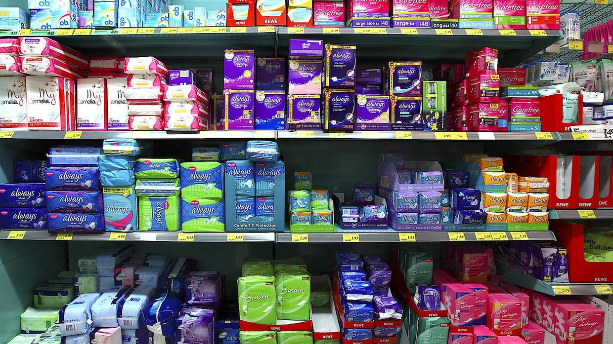 In Drogerien und Supermärkten kann man zwischen Tampons, Binden und Menstruationstassen wählen. Alle drei Produkte werden mit 19 Prozent besteuert.