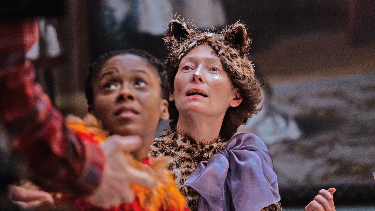 Keine Angst, das ist keine Neuverfilmung von „Cats“: Tilda Swinton spielt und singt im Musical „The End“.