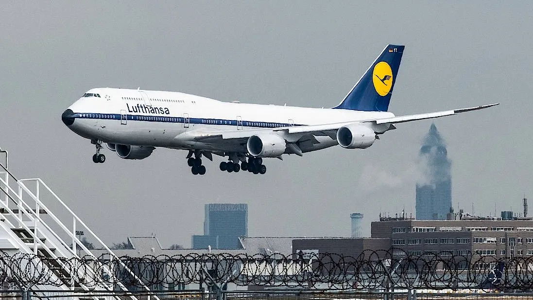 Lufthansa-Flugzeug am Frankfurter Flughafen