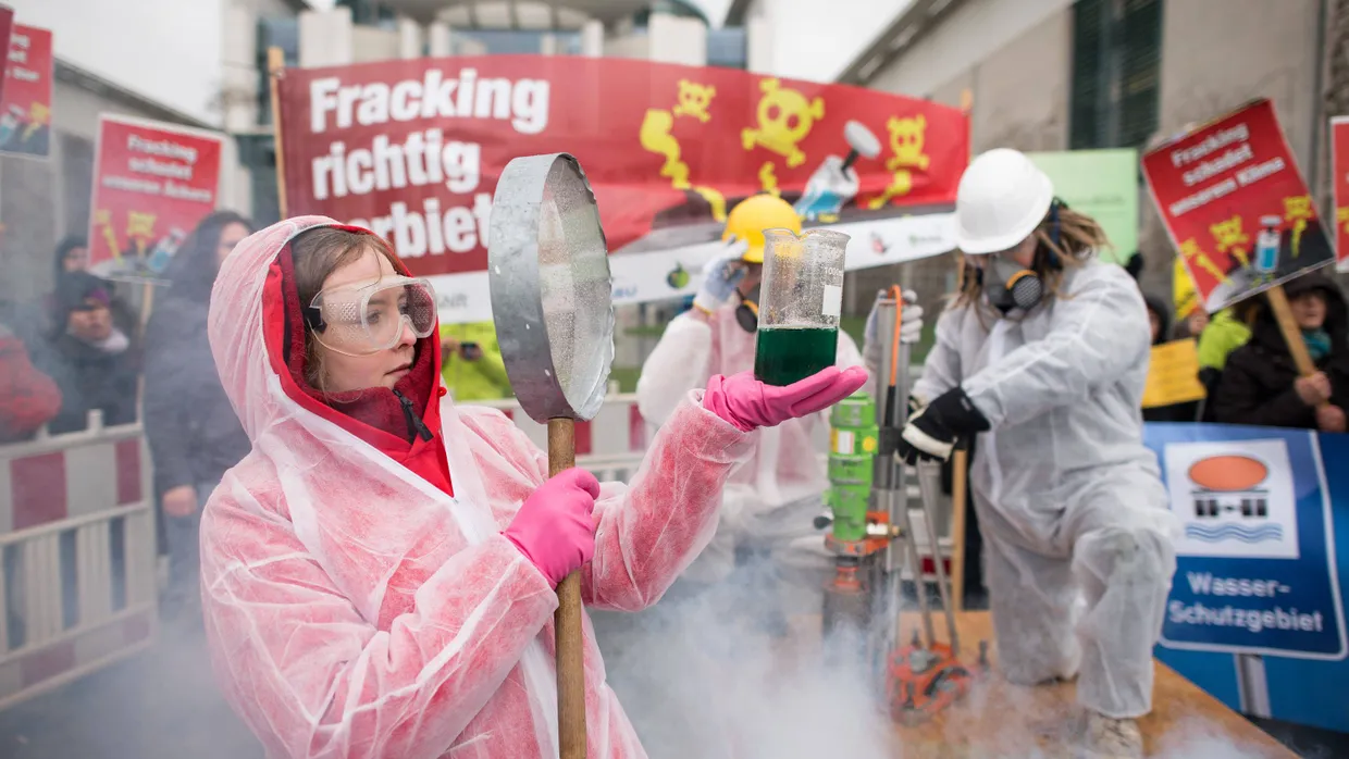 Umweltaktivisten bei einer Anti-Fracking-Demo in Berlin