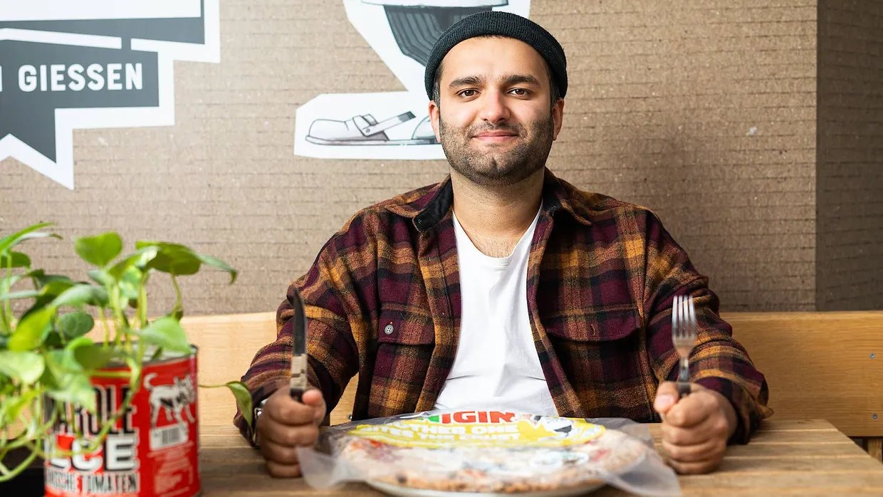 Genüsslich: Shadi Souri mit seiner „Königin“-Pizza Napoli.
