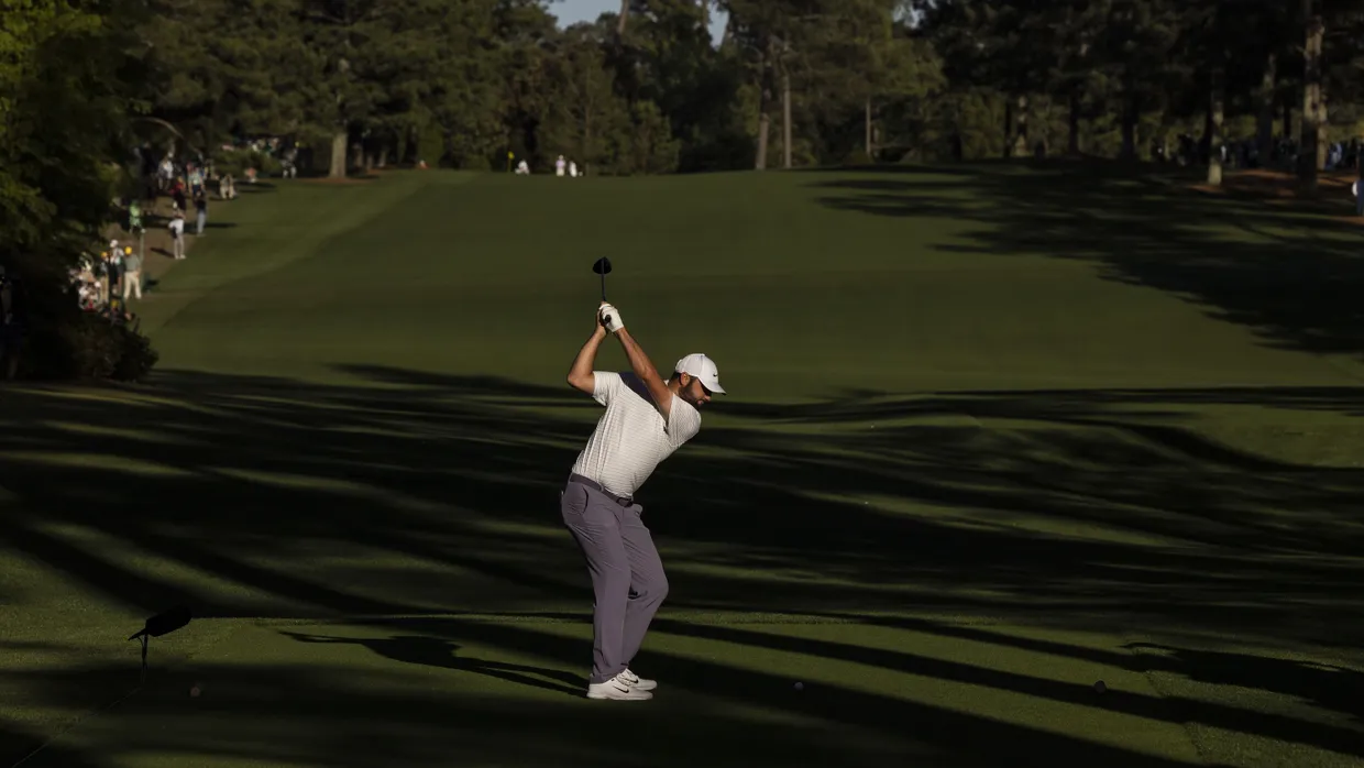 Der US-amerikanische Golfer Scottie Scheffler schlägt am 17. Loch im Augusta National Golf Club ab.