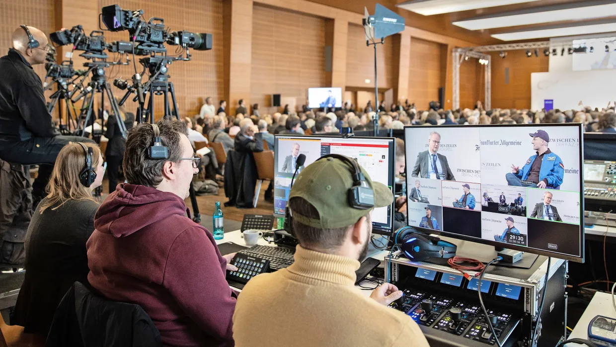 Kamera läuft: Das Panel mit Astronaut Matthias Maurer, dem Hessischen Ministerpräsidenten Boris Rhein (CDU) und F.A.Z.-Herausgeber Carsten Knop wird ins Internet übertragen.