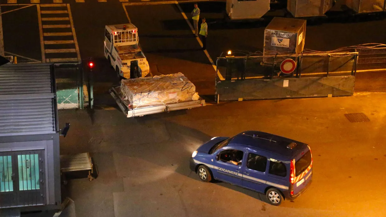 Gut verpackt: das Wrackteil auf dem Flughafen von Réunion, kurz vor dem Transport nach Toulouse.
