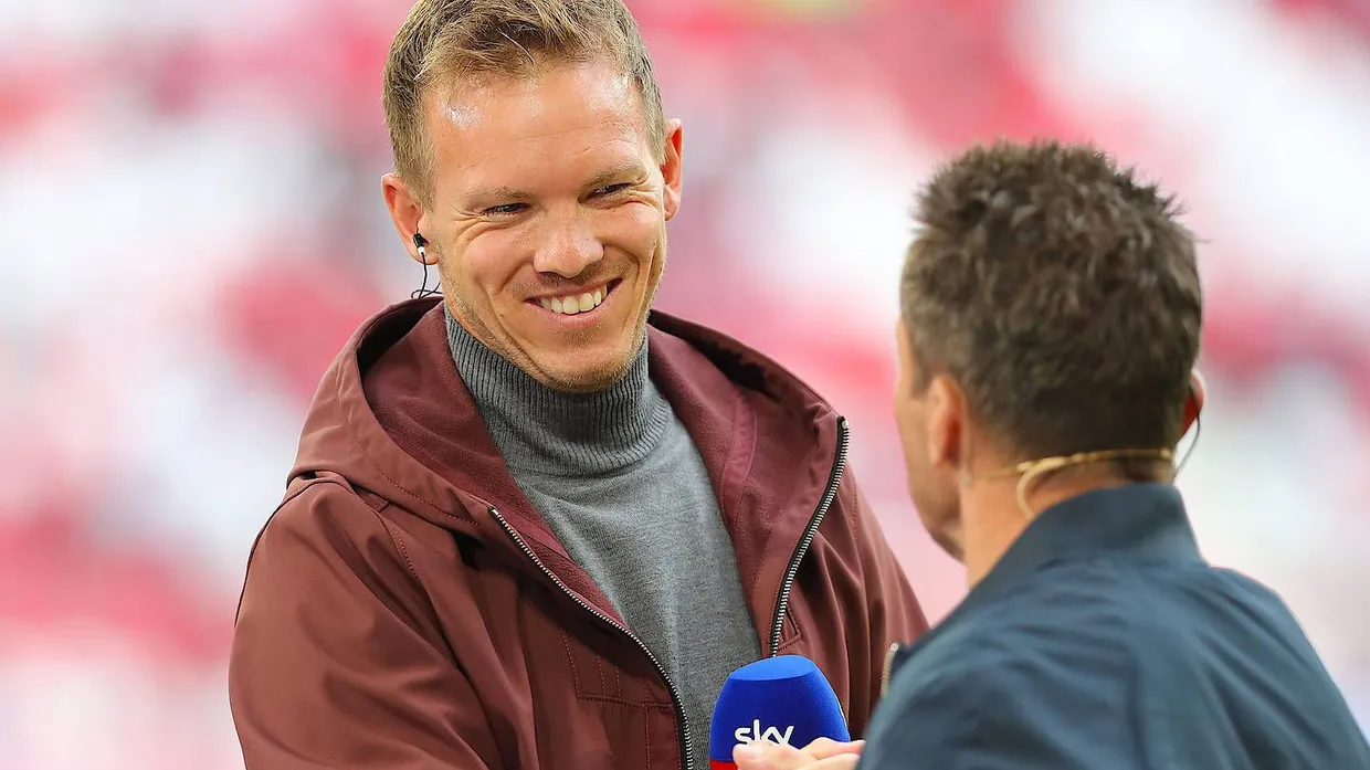 „Es reicht nicht, der Gute-Laune-Onkel zu sein“: Bayern-Trainer Julian Nagelsmann (links) begrüßt Lothar Matthäus.