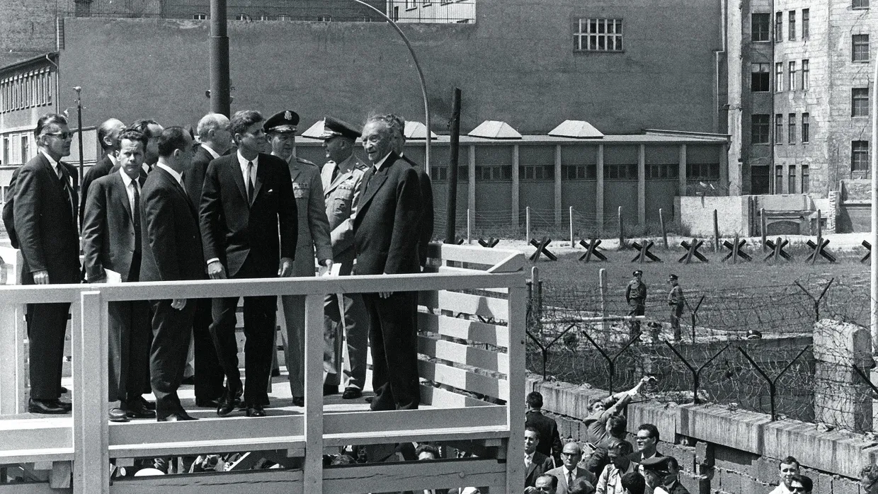 Konrad Adenauer und John F. Kennedy im Juni 1963 am Checkpoint Charlie in Berlin