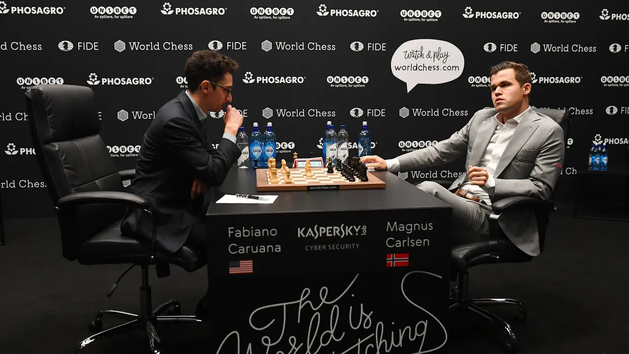 In Gedanken vertieft: Fabiano Caruana und Titelverteidiger Magnus Carlsen (rechts) während der achten Partie ihres WM-Duells.