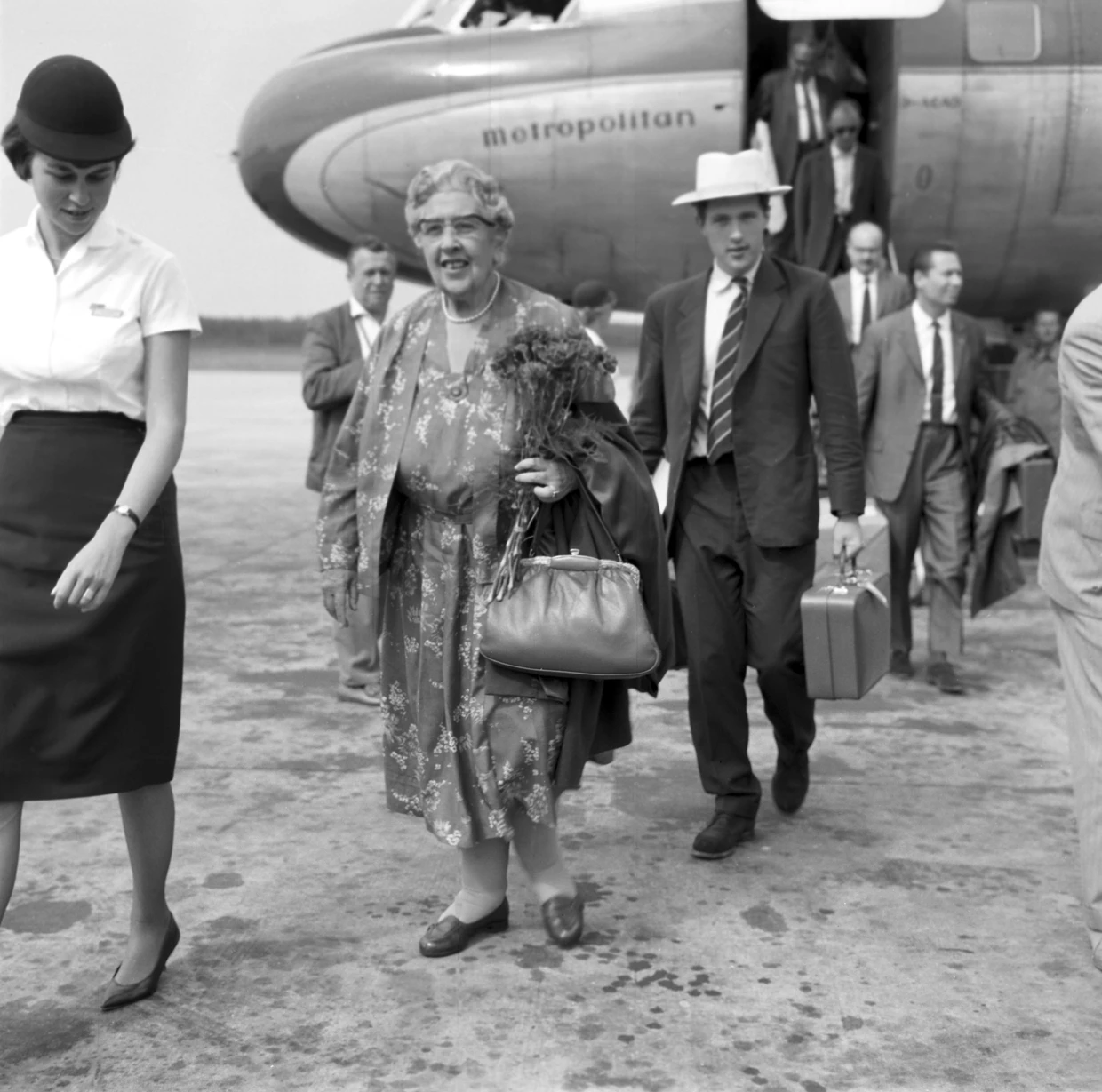 Η Αγκάθα Κρίστι στην άσφαλτο στο αεροδρόμιο της Νυρεμβέργης το καλοκαίρι του 1962, λίγο πριν ταξιδέψει για το Φεστιβάλ του Μπαϊρόιτ