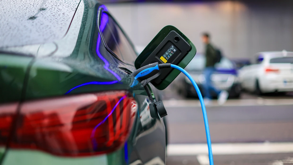 Teuer: Das Laden über öffentliche Stationen kostet mehr als über den Haushaltsstrom oder die eigene PV-Anlage.