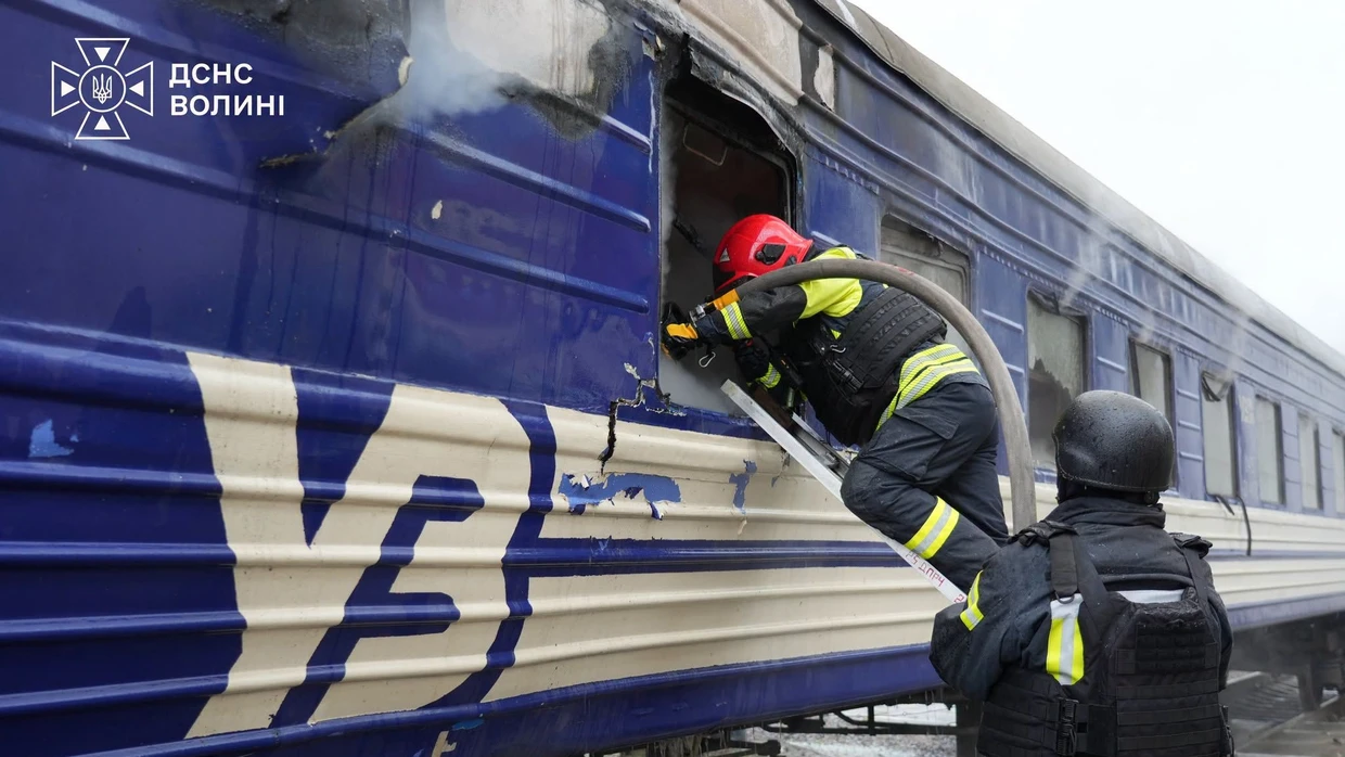Ukrainische Feuerwehrleute am angegriffenen Zug an der Grenze zu Polen