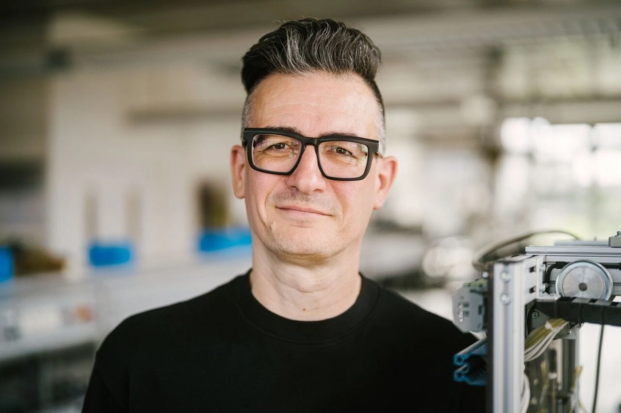 Andreas Ingerl lehrt an der HTW Berlin im Studiengang Kommunikationsdesign.