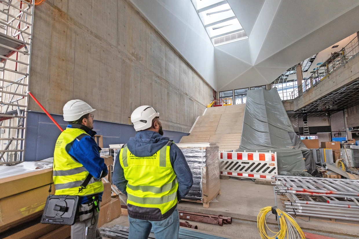 Eingang zur Messe: Die Treppe führt zu den Ausstellerhallen.