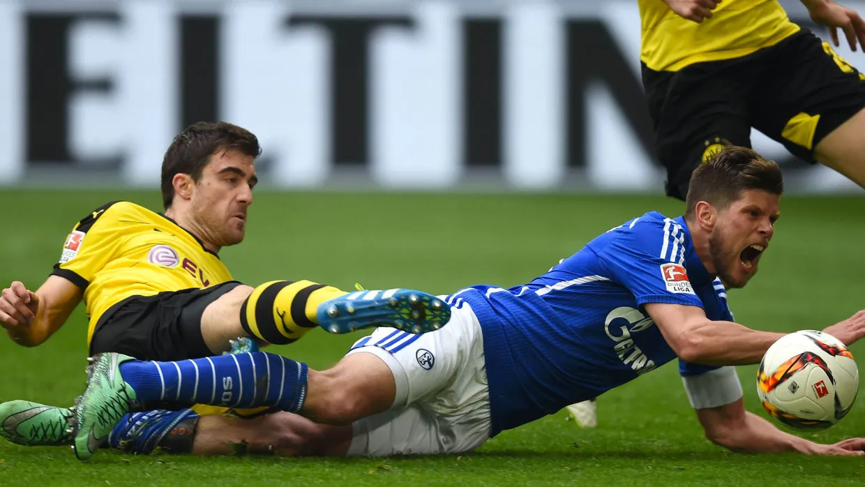Kampf kurz oberhalb der Grasnarbe: Sokratis fällt Huntelaar (r.).