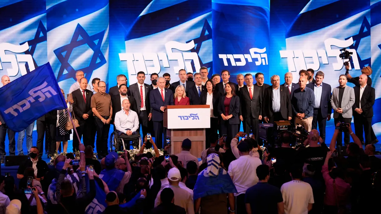 Der israelische Ministerpräsident Benjamin Netanjahu steht auf der Bühne vor Anhängern im Hauptquartier der Likud-Partei in Jerusalem in der Nacht auf Mittwoch.