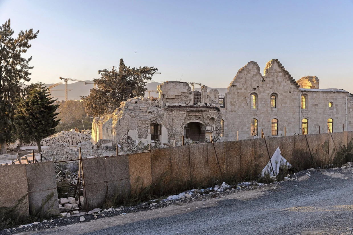 Im November 2025: Auch drei Jahren nach dem Erdbeben gibt es immer noch zahlreiche Ruinen.