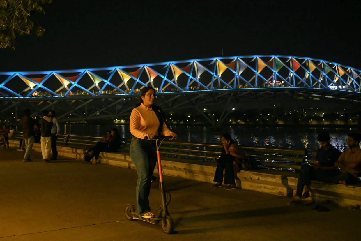 Die beleuchtete  Atal-Fußgängerbrücke führt über den Fluss Sabarmati.
