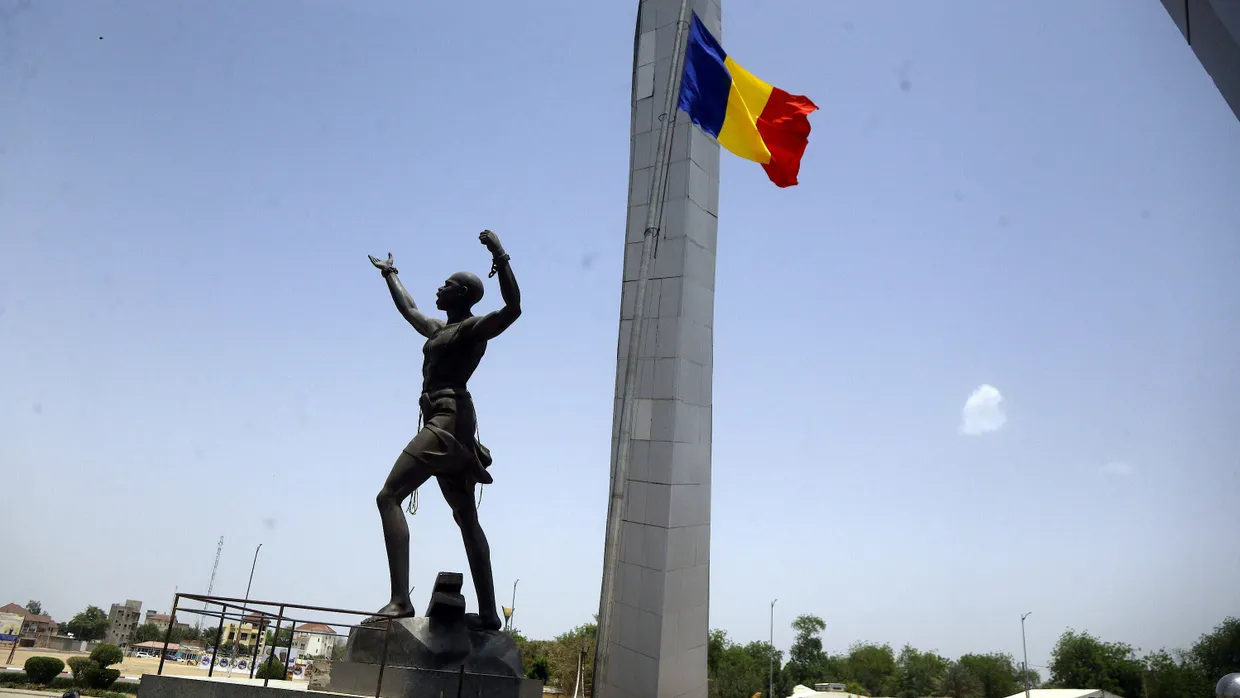 Eine tschadische Flagge weht am 26. April auf dem „Place de Le Nation“ (Platz der Nation) in N'djamena auf Halbmast.