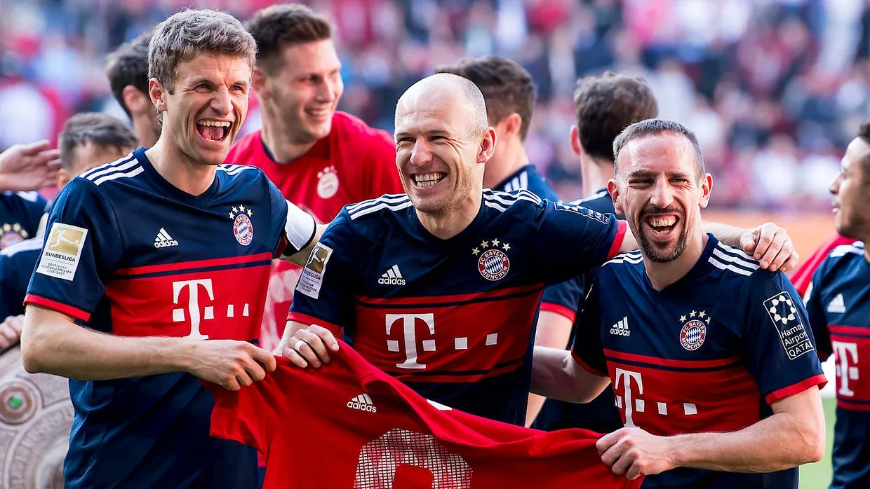 Ein letztes Mal? Arjen Robben (Mitte) und Franck Ribéry haben bei der bayerischen Meister-Party viel Spaß.