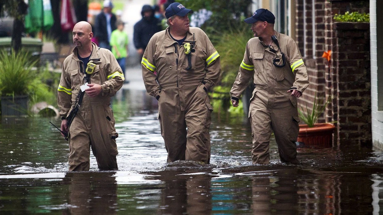 Feuerwehrleute in den überfluteten Straßen von Georgetown, South Carolina