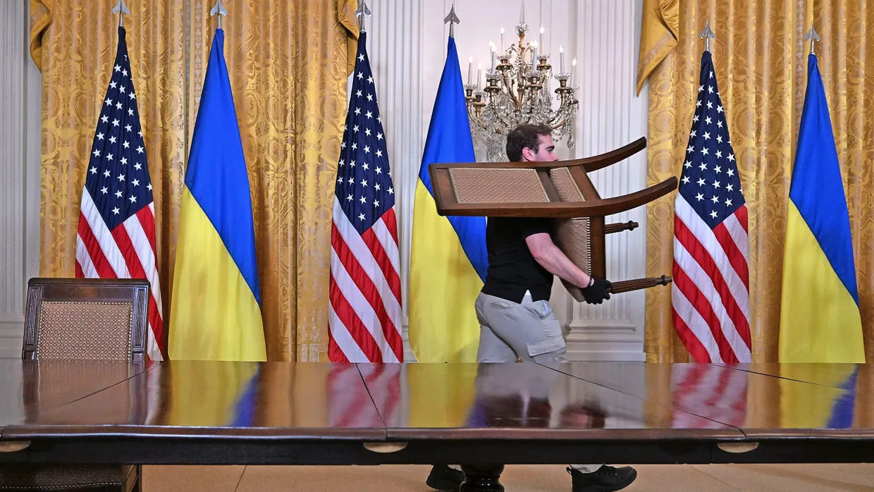 Bilanz eines Scheiterns: Nach dem verbalen Schlagabtausch zwischen dem amerikanischen und dem ukrainischen Präsidenten im Weißen Haus werden die Stühle für die abgesagte Pressekonferenz entfernt.