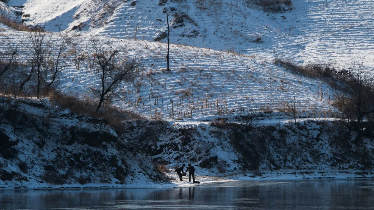 Wer schwimmt, kann Nordkorea entkommen – wie eine der Hauptfiguren in Susan Chois Roman: Szene am Grenzfluss nach China.
