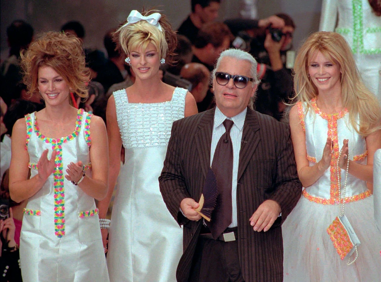 Paris 1995: Der deutsche Designer Karl Lagerfeld mit den Models Cindy Crawford (von links), Linda Evangelista und Claudia Schiffer