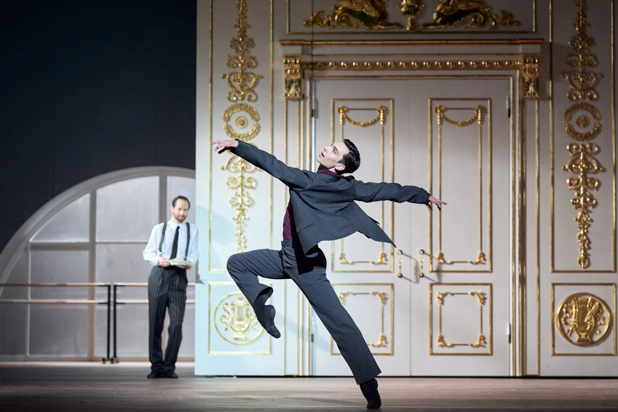 David Soares als Nurejew, im Hintergrund Odin Lund Biron als Erzähler