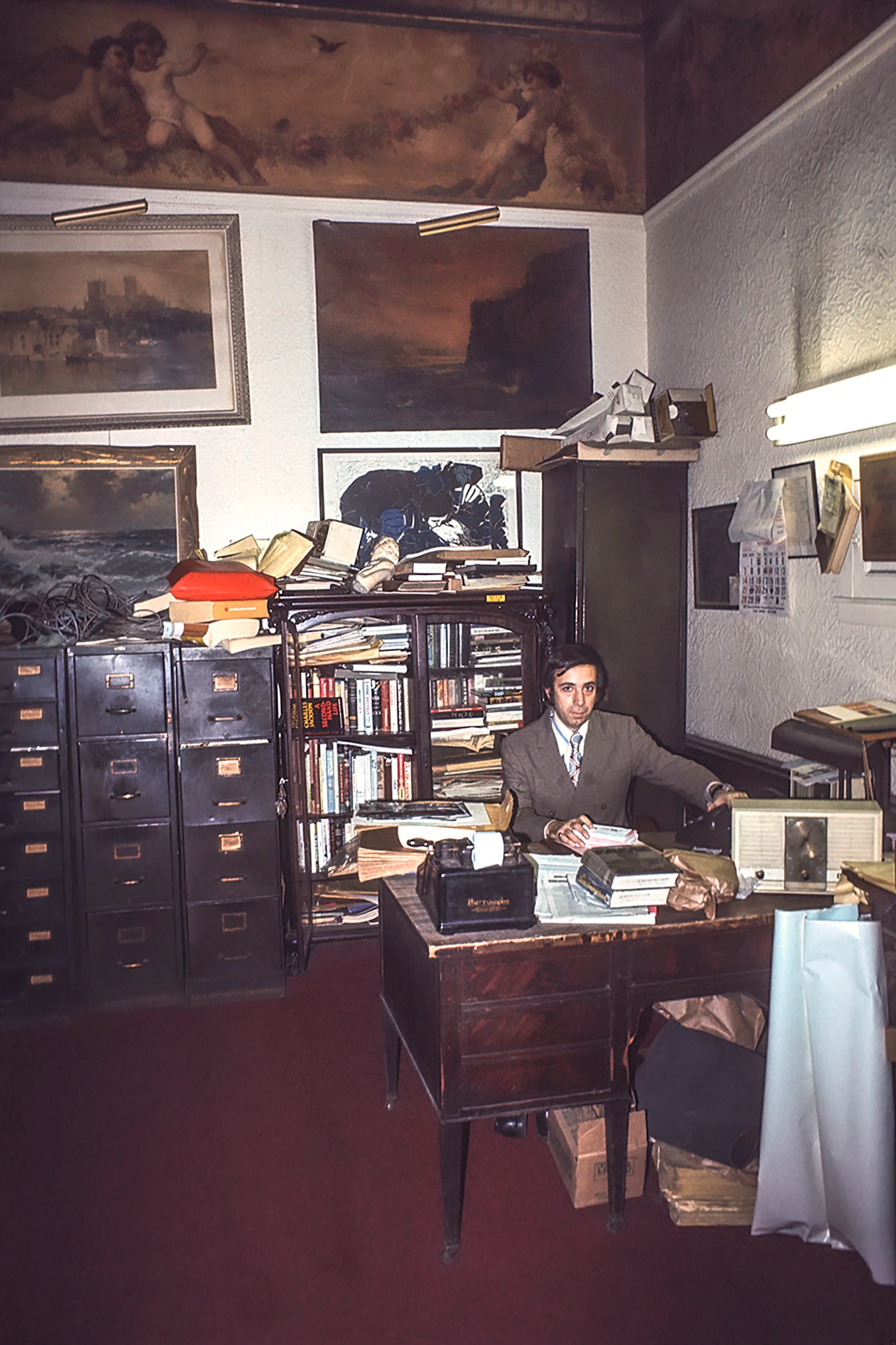 Direktor Stanley Bard arbeitete unter Engelchen