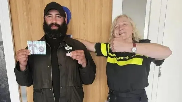 Der Obdachlose Hadjer Al-Ali hat in den Niederlanden eine Geldbörse mit 2000 Euro gefunden und abgegeben. Mit einer Spendensammlung soll er dafür belohnt werden.