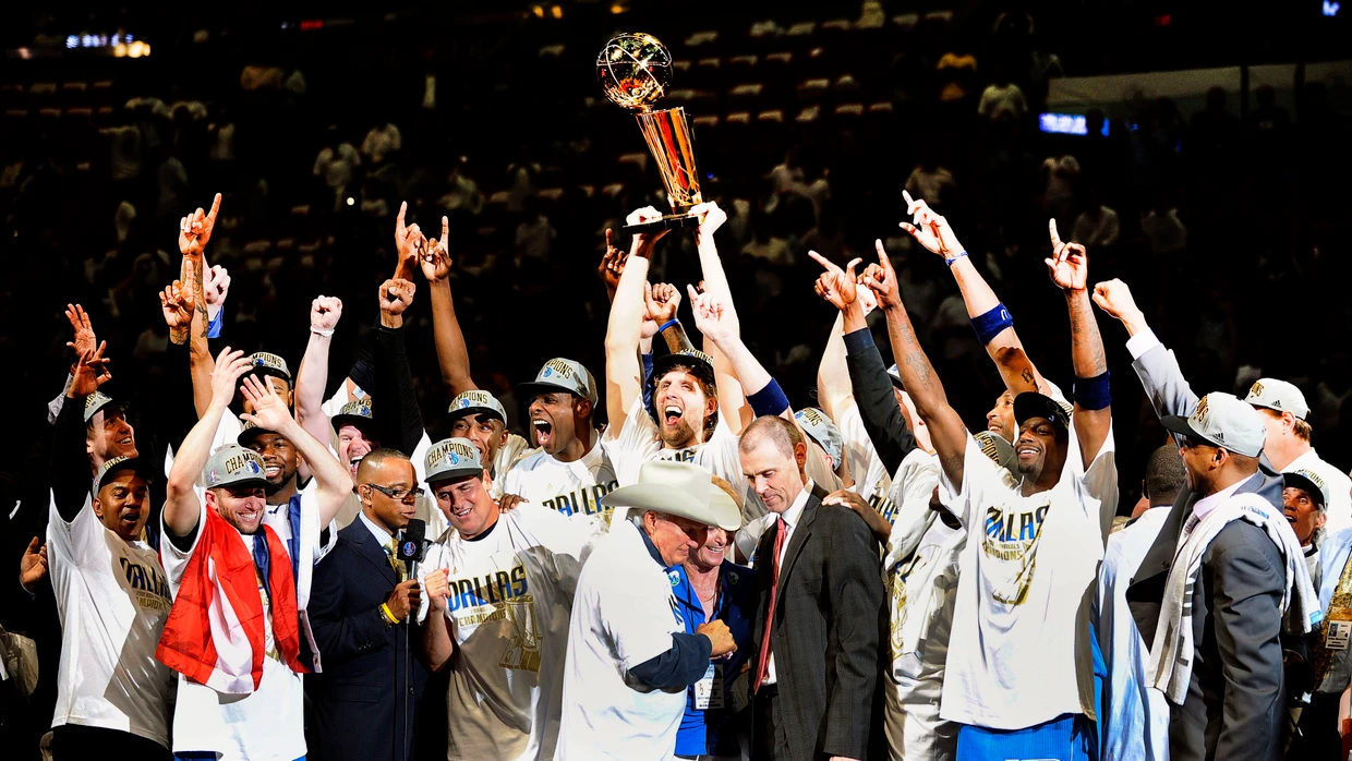 Die Dallas Mavericks feiern 2011 ihren NBA-Sieg.