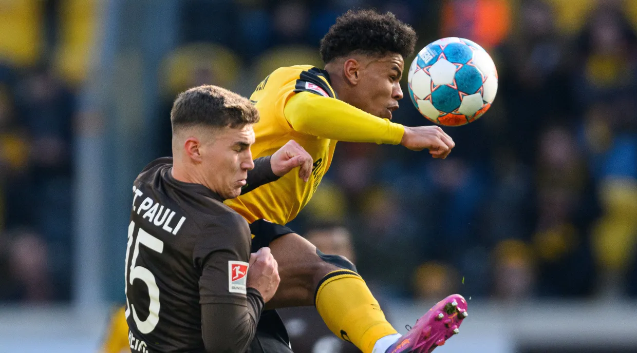 Ransford-Yeboah Königsdörffer (r.) gegen St. Paulis Marcel Beifus