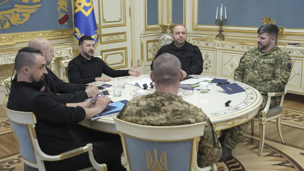 Der ukrainische Präsident Wolodymyr Selenskyj bei einem Treffen mit seinem damaligen Ministerpräsidenten Denys Schmyhal (2.v.l.) und dem damaligen Verteidigungsminister Rustem Umjerow (2.v.r.).