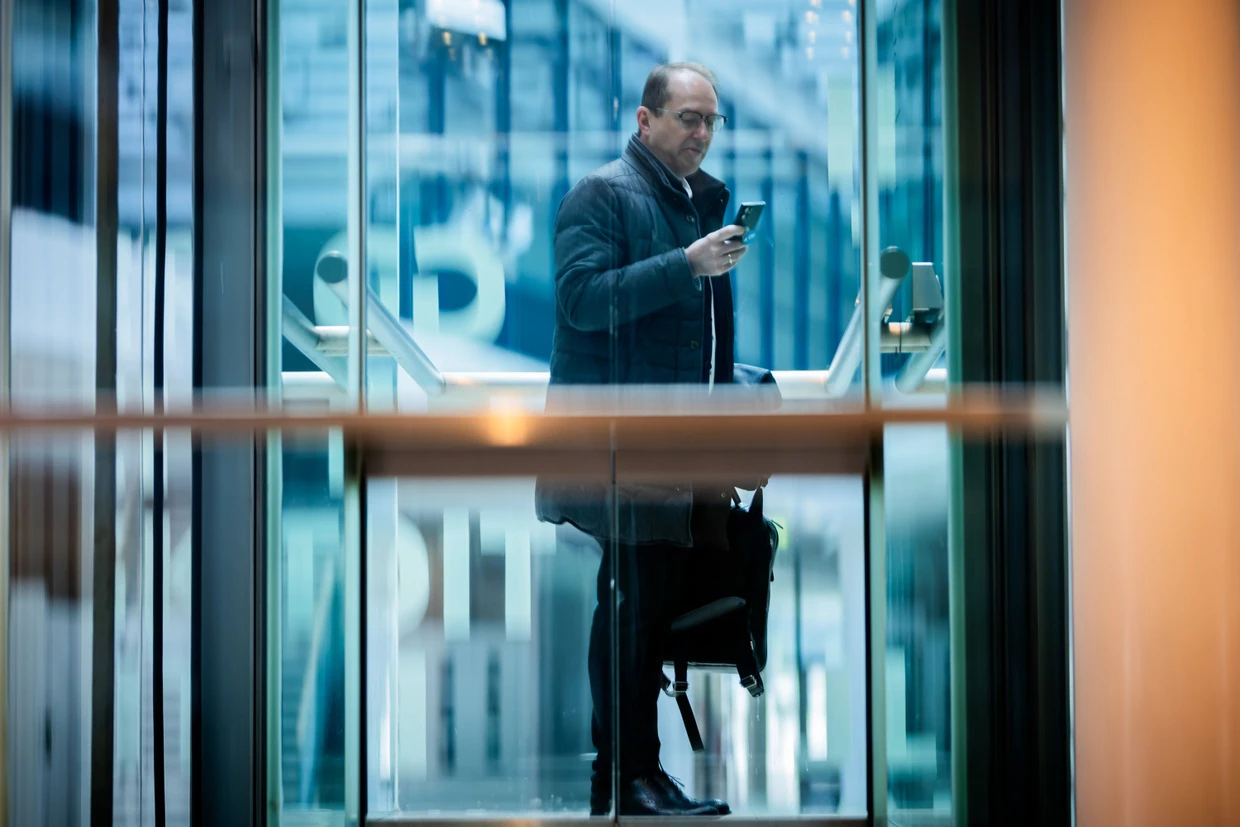 Während der Koalitionsverhandlungen: Dobrindt kommt zu Gesprächen zwischen Union und SPD ins Willy-Brandt-Haus.