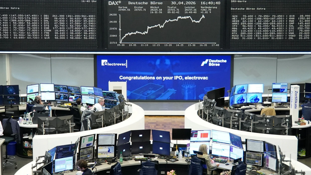 With screen islands: The trading floor of the Frankfurt Stock Exchange
