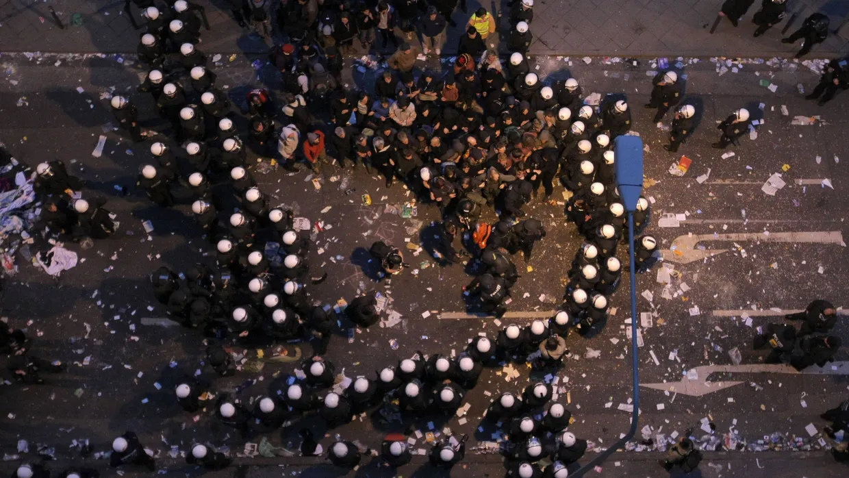 Der Blockupy-Einsatz der Frankfurter Polizei einschließlich des Kessels (Foto) ist laut Innenminister Rhein (CDU) „verhältnismäßig und angemessen“ gewesen.