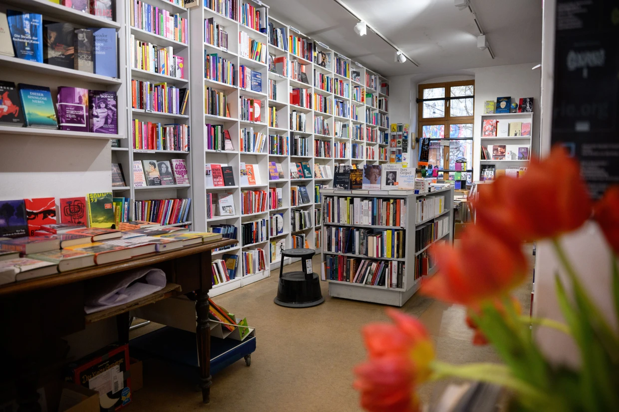 Hier arbeiten keine Extremisten: Der Buchladen „Zur schwankenden Weltkugel“ in Berlin.