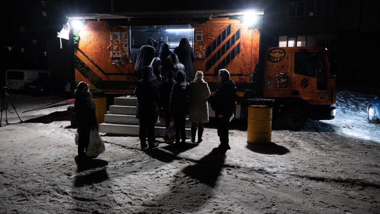 Ein Verpflegungswagen der ukrainischen Streitkräfte versorgt in Kiew Menschen kostenlos mit warmen Mahlzeiten. Sie haben nach wiederholten russischen Luftangriffen keinen Strom in ihren Häusern