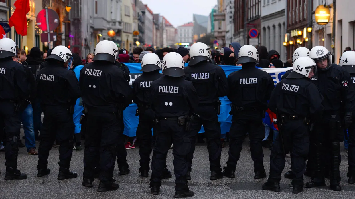 Die Polizei ist in Lübeck während des G7-Gipfels mit etwa 3500 Mann vertreten.