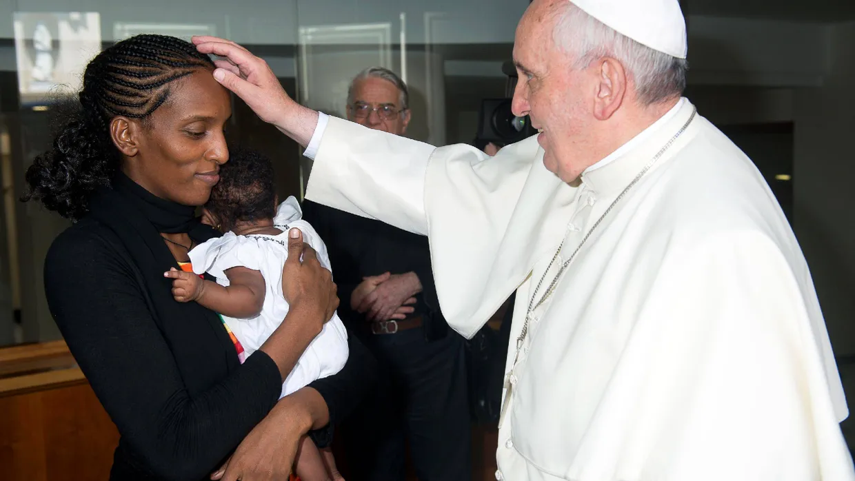 Warmherzig: Der Papst segnet Mariam Ishag