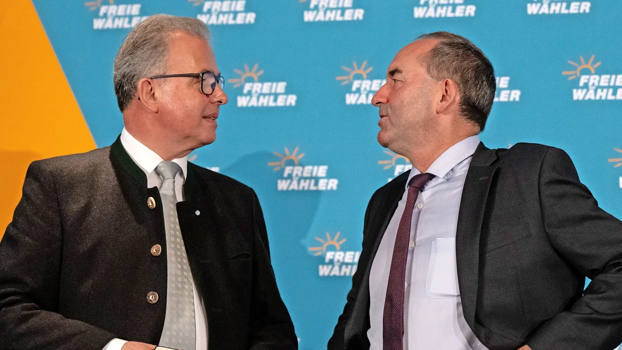 Selbstbewusst: Aiwanger (rechts) mit seinem Fraktionsvorsitzenden Florian Streibl während der Pressekonferenz