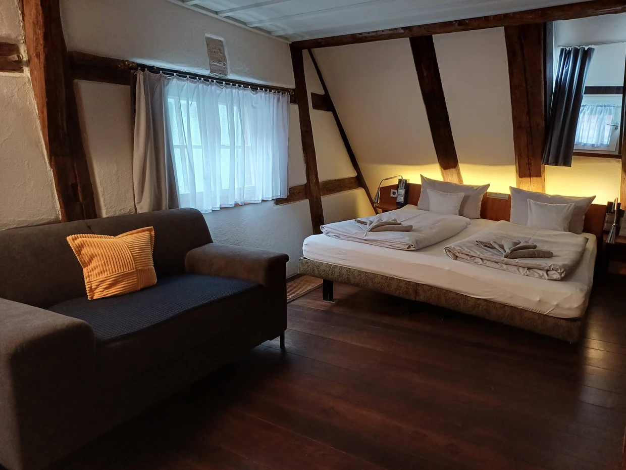 Alles schief: Nur das Bett ist im Lot.