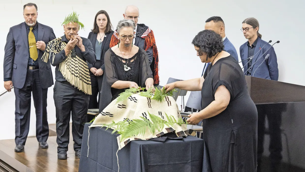 Mit Farnblättern und traditioneller Musik: Zeremonie der Rückgabe des Toi Moko in Wiesbaden