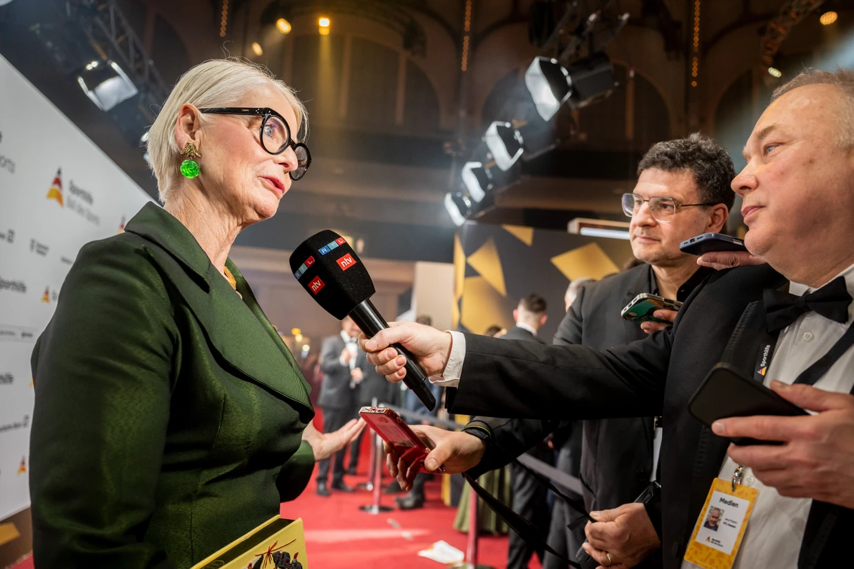 Lokale Größe beim Ball: Ann-Kathrin Linsenhoff in einem Smoking aus eigener Modelinie.