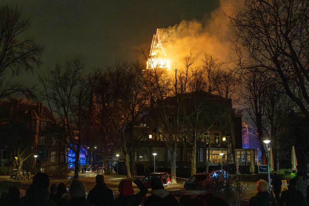 In Amsterdam brennt die Vondelkirche.