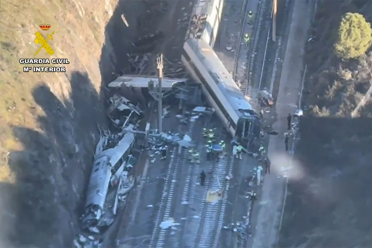 Eine Aufnahme der Guardia Civil zeigt die Trümmer des Alvia-Zuges.