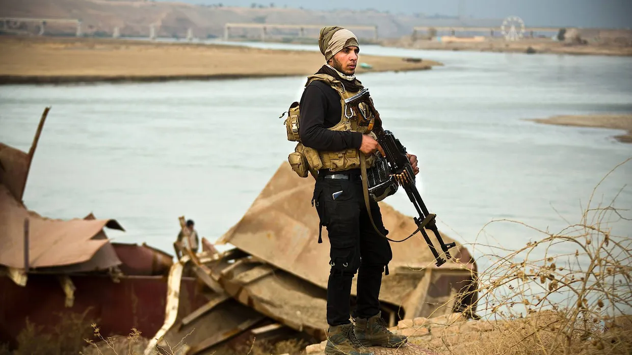 Irakische schiitische Milizen aus Bagdad kämpfen gegen den an einem Nebenarm des Tigris südlich von Mossul.