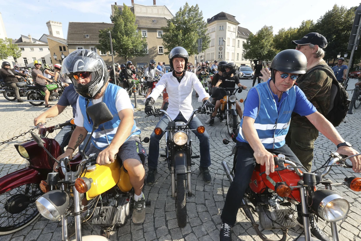 Björn Höcke 2024 auf einer Simson in Thüringen