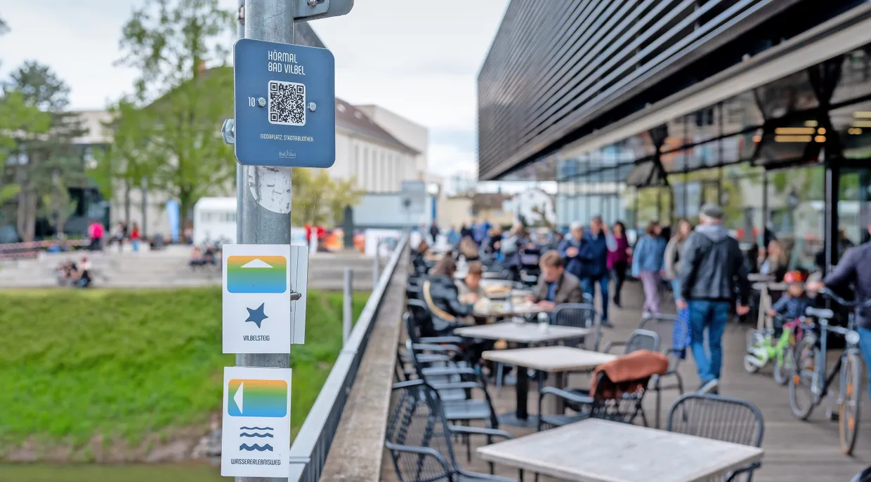 Station 10: Der Niddaplatz mit der neuen Stadtbibliothek
